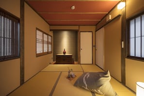 트래디셔널 하우스, 침실 3개, 주방, 정원 전망 | 거실 공간 | 평면 TV