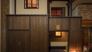 En traditionell japansk byggnad med trädörrar och en lykta.