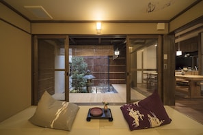 트래디셔널 하우스, 침실 3개, 주방, 정원 전망 | 거실 공간 | 평면 TV