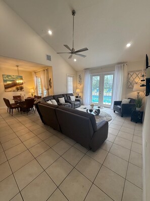 Älytelevisio, videopelejä, DVD-soitin, kirjoja