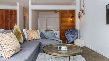 Apartemen, 1 kamar tidur | Area keluarga | Televisi layar datar 50-inci dengan saluran TV digital, TV, dan Netflix