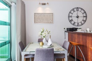 Appartement, 1 chambre | Repas dans la chambre