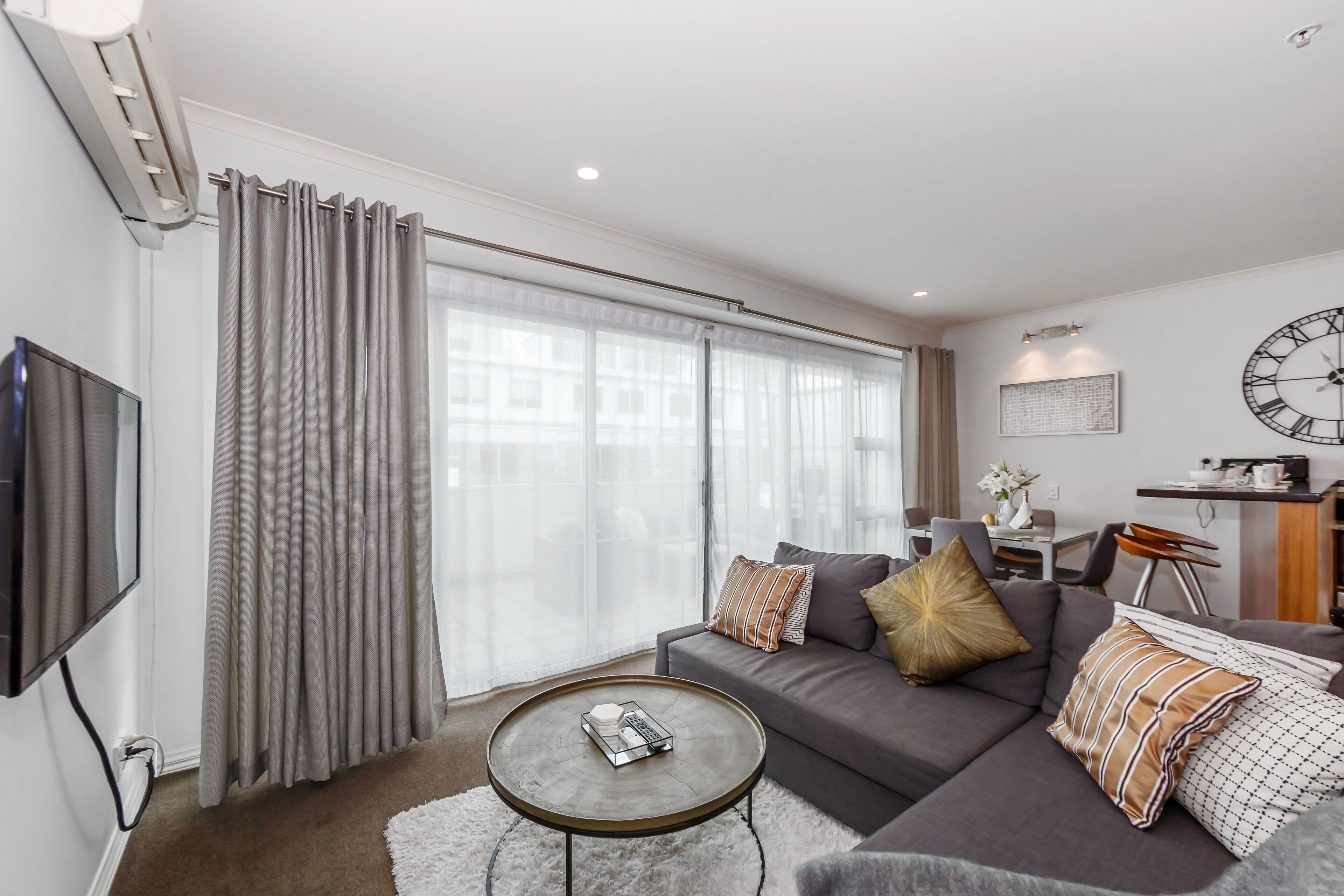 Appartement, 1 chambre | Aire de séjour | Téléviseur à écran plat de 50 po avec télévision numérique, téléviseur