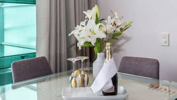 Apartment, 1 Bedroom | In-room dining