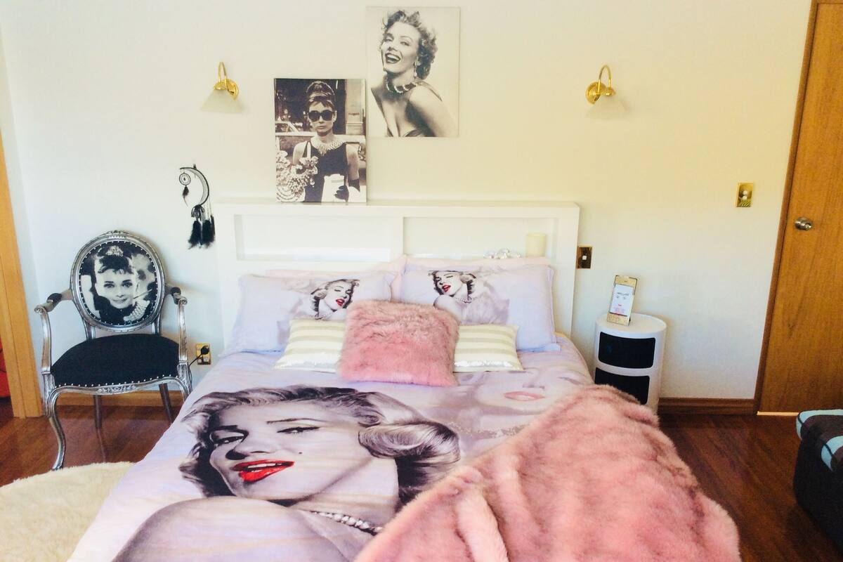 Audrey Hepburn Room | Iron/ironing board, WiFi (free), bed sheets