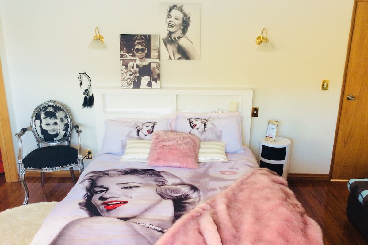 Audrey Hepburn Room | Iron/ironing board, free WiFi, bed sheets