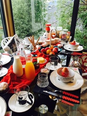 Free daily buffet breakfast - Breakfast at Tiffany's B&B (Queenstown)
