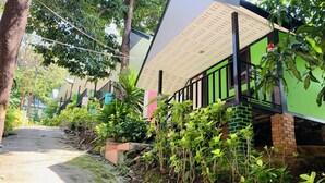 A pathway leading to a building with a green facade and a sloped roof. - View Garden Resort (Ko Phi Phi)