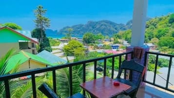 Quarto casal, 1 quarto | Área de estar | Smart TV 32 polegadas com canais a cabo, filmes recentes