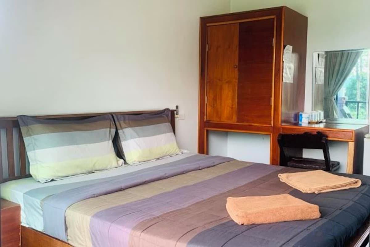 Minibar, blackout curtains, soundproofing, free WiFi