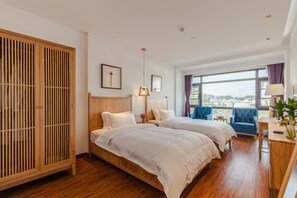 Tvåbäddsrum Deluxe | Sängtillbehör av högsta kvalitet, minibar och skrivbord