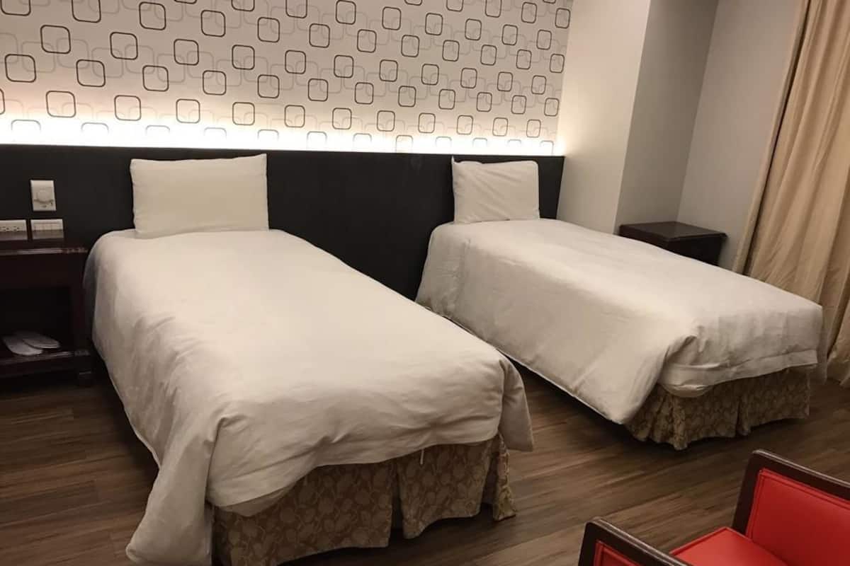 Escritorio, cortinas blackout, wifi gratis y ropa de cama