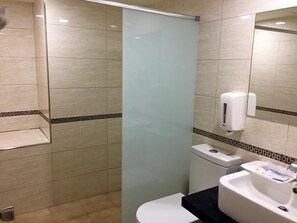 Badkamer met douche