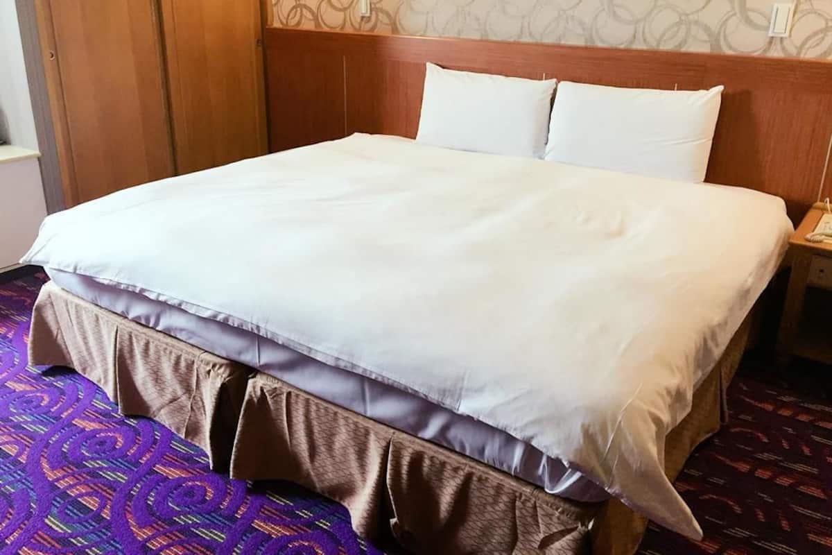 Escritorio, cortinas blackout, wifi gratis y ropa de cama