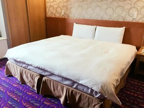 Standaard tweepersoonskamer | Een bureau, verduisterende gordijnen, gratis wifi, beddengoed