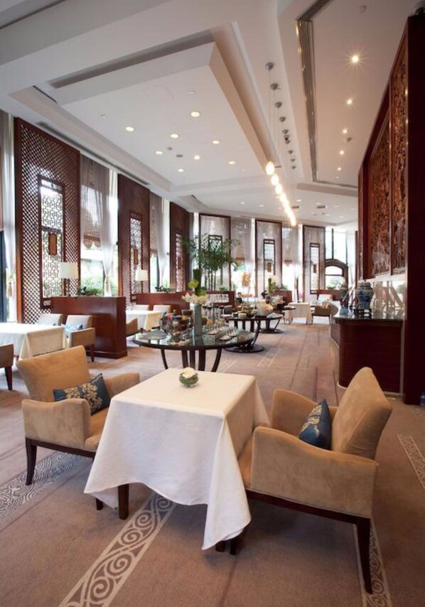 Lunch and dinner served, Chinese cuisine