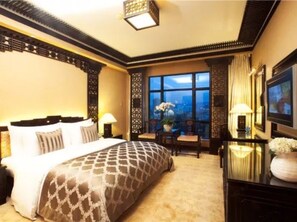Executive Suite | Minibar, in-room safe, desk, blackout drapes - Kunming Green Lake Hotel (Kunming)