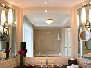 Suíte executiva | Banheiro | Produtos de toalete grátis, secador de cabelo, roupões de banho 