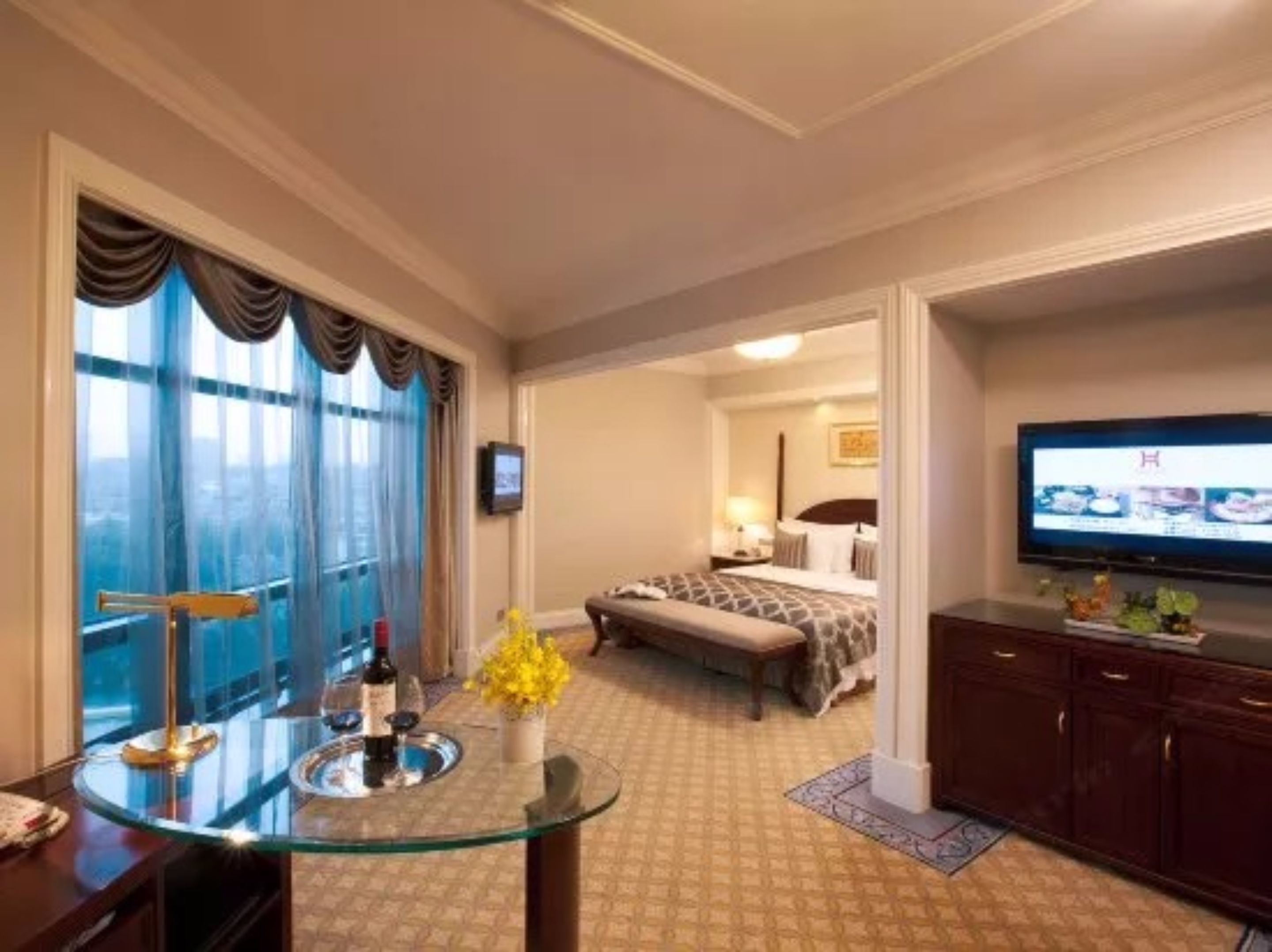 premier double room | minibar, in-room safe, desk, blackout curtains