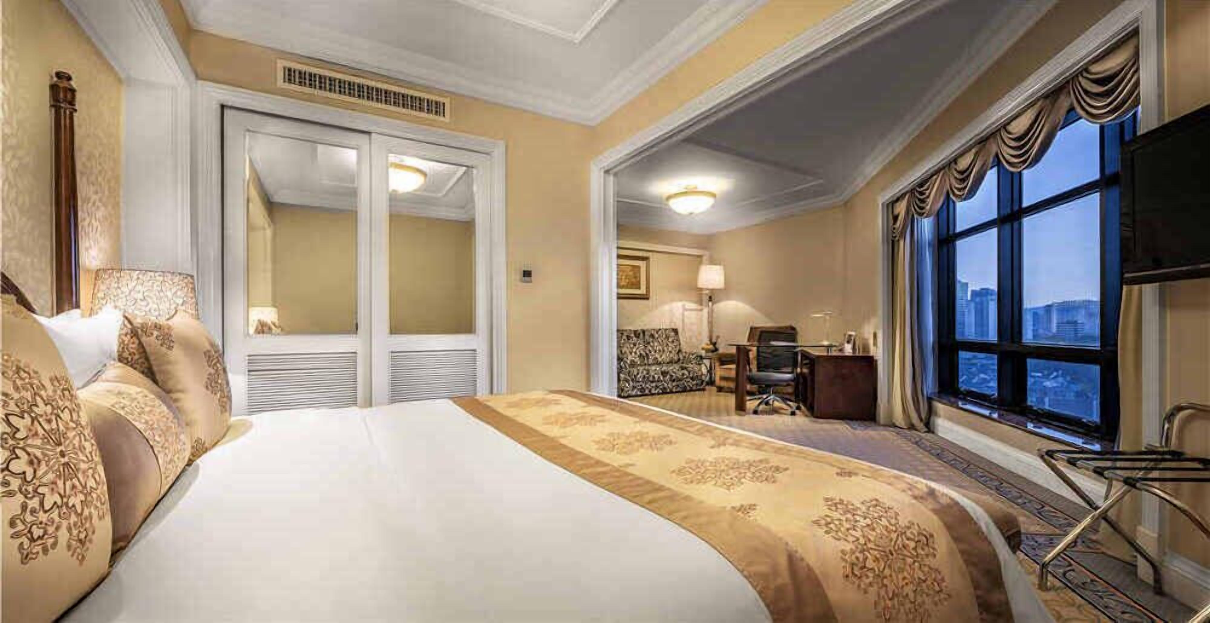 premier double room | minibar, in-room safe, desk, blackout curtains