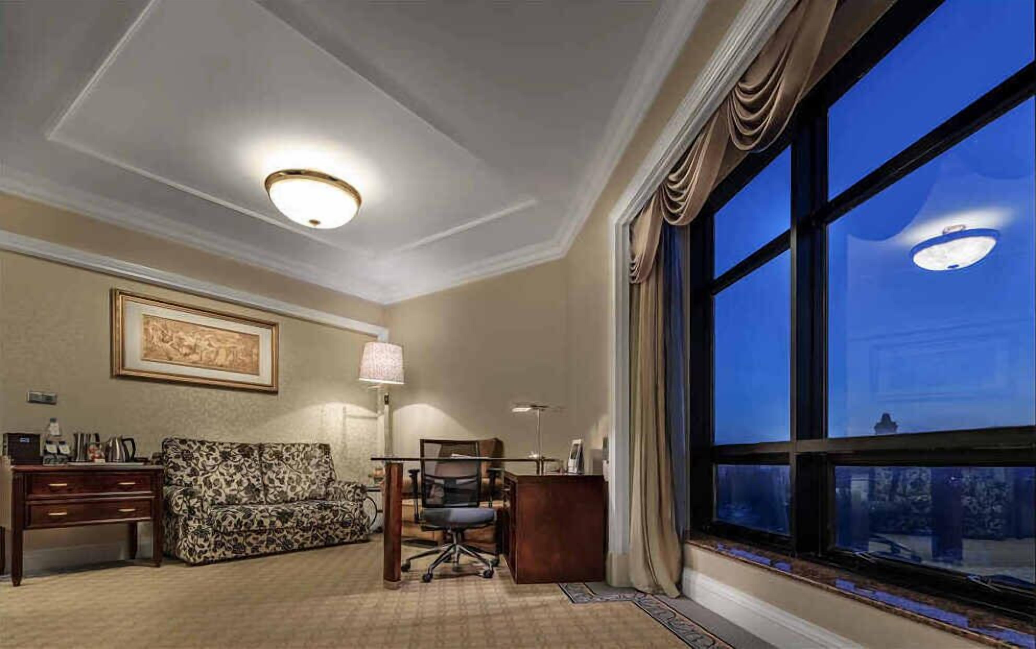 premier double room | minibar, in-room safe, desk, blackout curtains