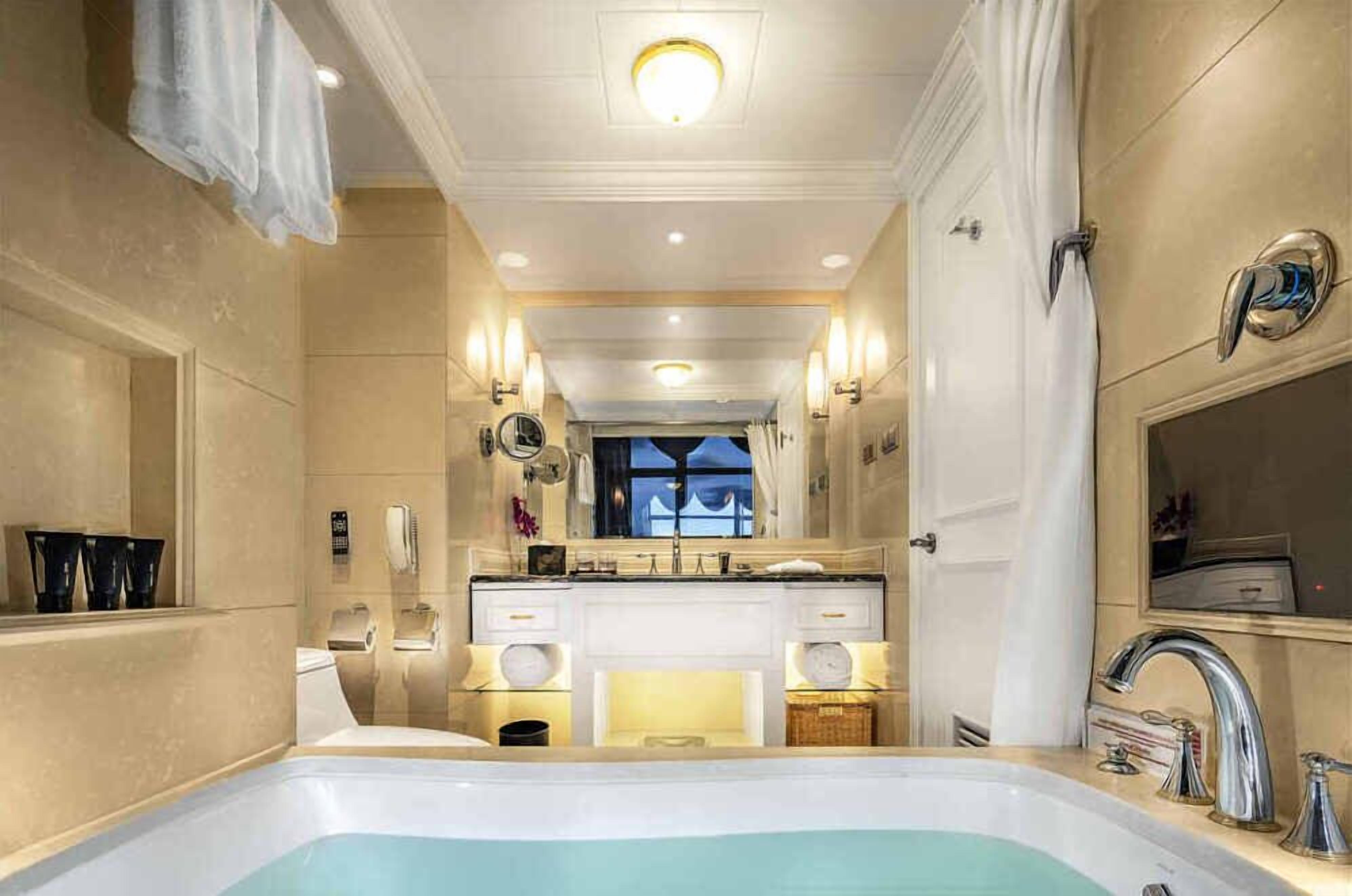 deep-soaking bathtub