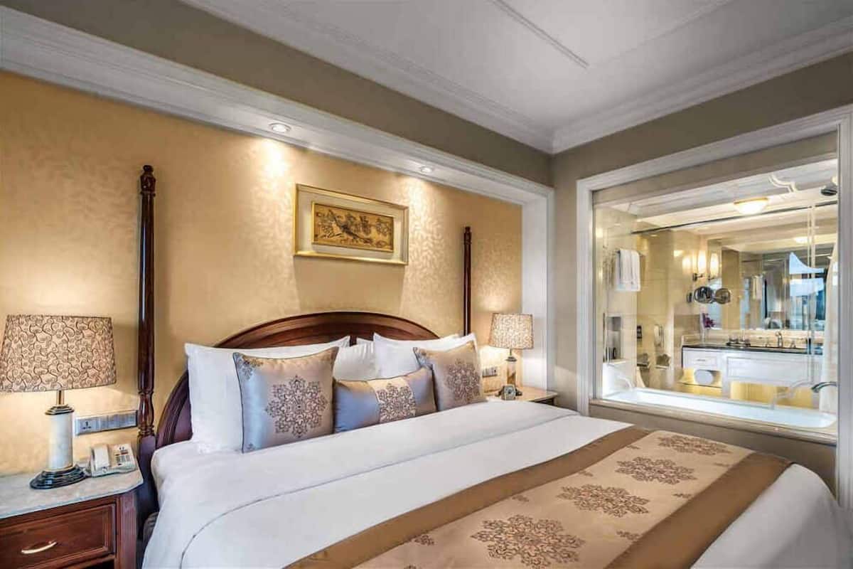 Executive Double Room | Minibar, in-room safe, desk, blackout curtains