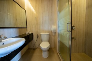 Shower, rainfall showerhead, free toiletries, slippers