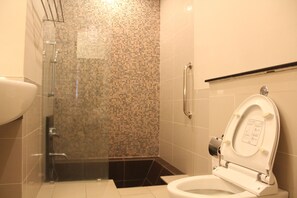 Dusj, toalettartikler (inkludert), hårføner og håndklær