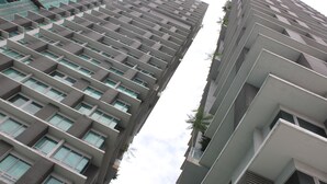 Un immeuble de grande hauteur doté d’une architecture moderne, avec de nombreux balcons et de grandes fenêtres.