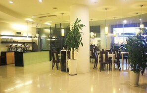 Free daily buffet breakfast  - River Hotel (Chiayi City)