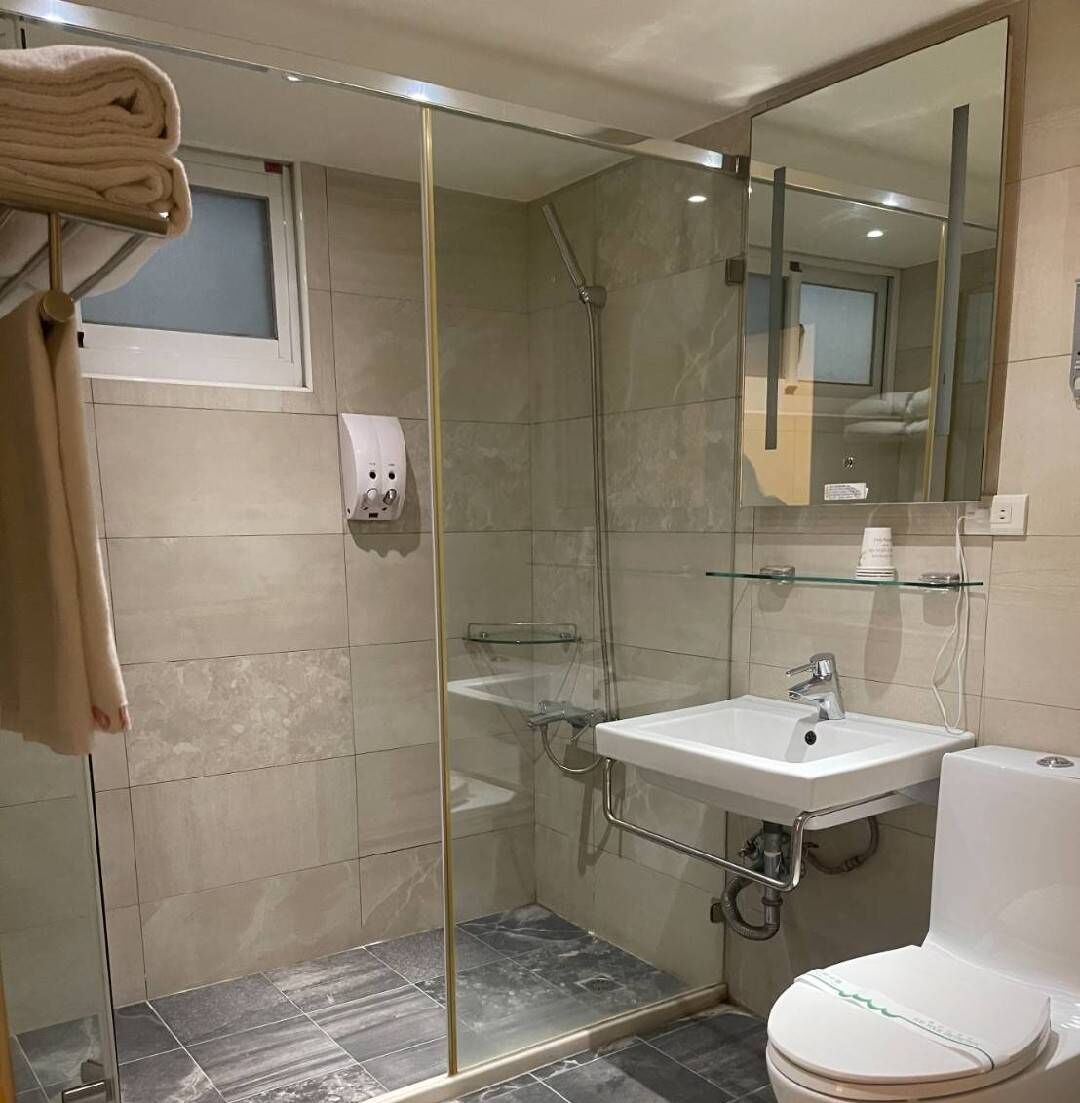 Cubrecamas, colchones con pillow-top, escritorio y cortinas blackout 