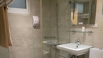 Cubrecamas, colchones con pillow-top, escritorio y cortinas blackout