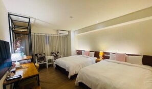 Habitación triple de diseñador | Edredón, camas con pillow-top, escritorio y cortinas blackout