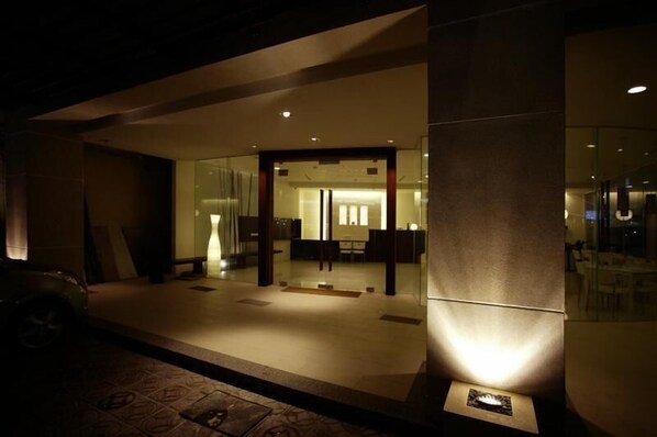 Vista frontal de la propiedad por la tarde o noche