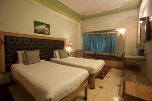 Premium bedding, in-room safe, desk, rollaway beds - Hotel Samrat international (Patna)