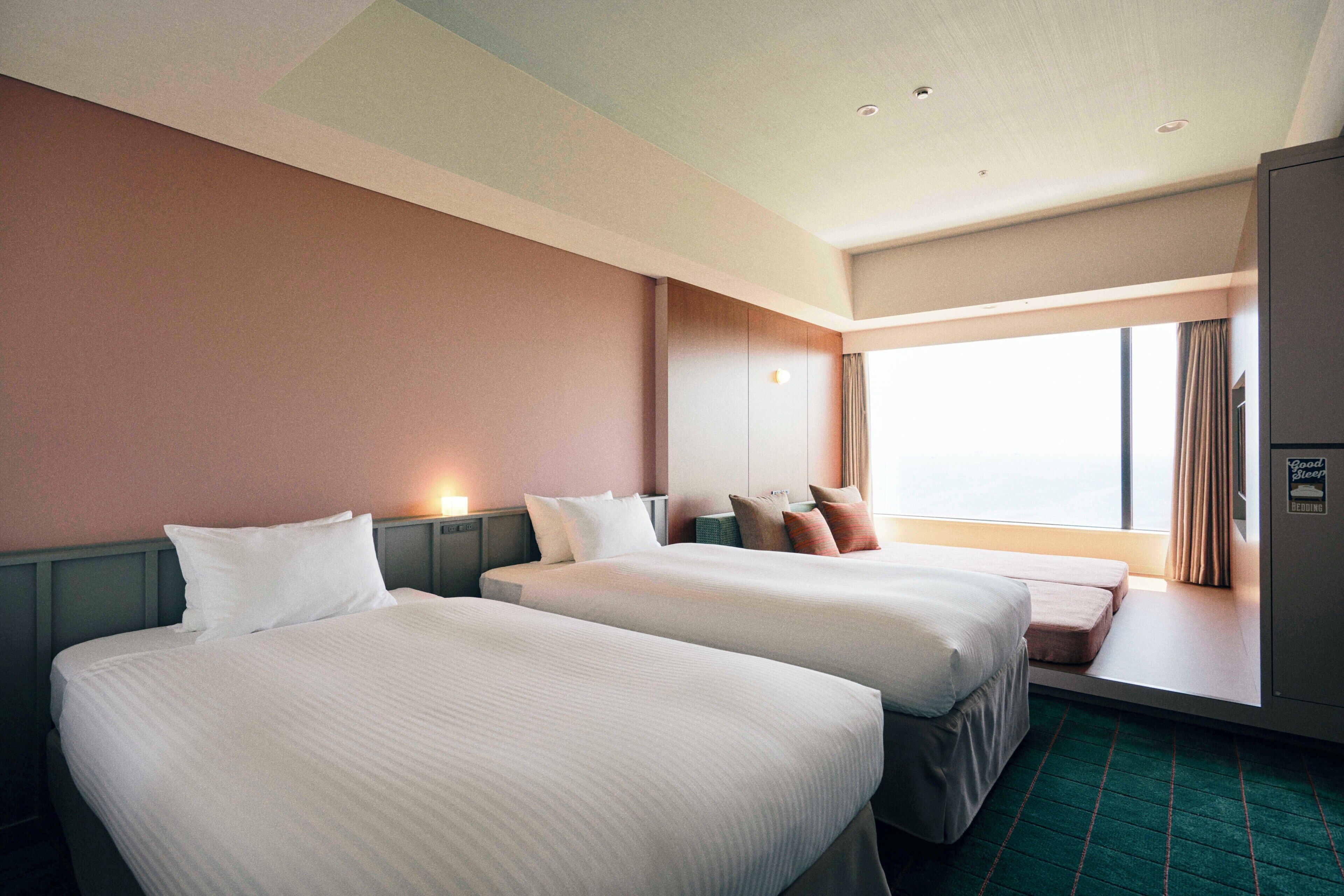 Premium bedding, in-room safe, blackout drapes, WiFi (free)