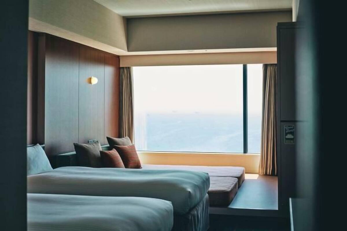 Premium bedding, in-room safe, blackout drapes, free WiFi
