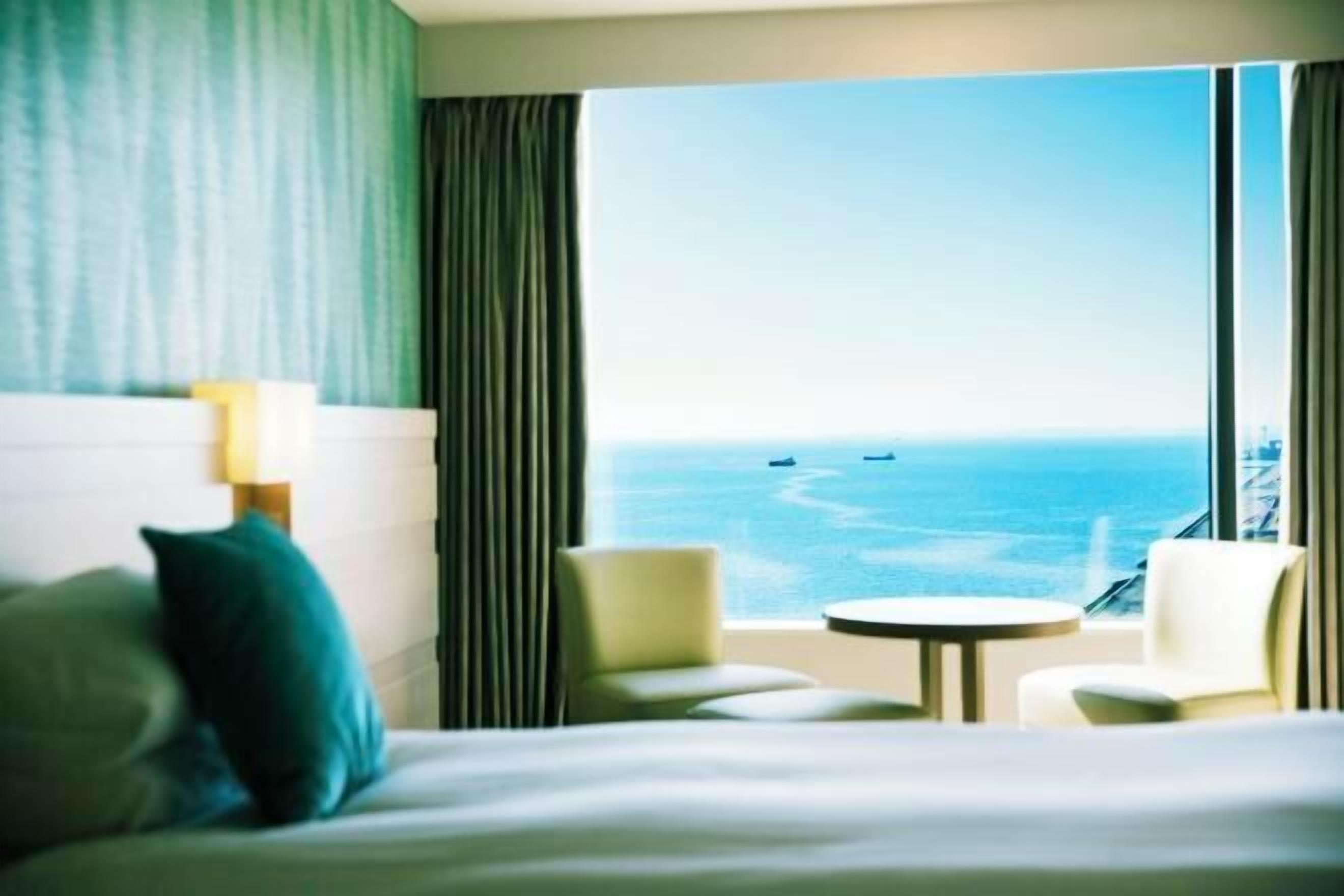 Premium bedding, in-room safe, blackout curtains, free WiFi