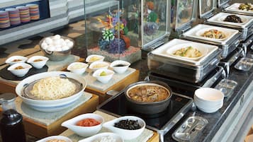 Daily buffet breakfast (JPY 2900 per person)