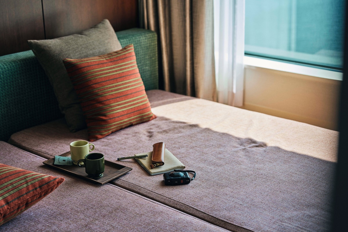 Peralatan tempat tidur premium, peti besi dalam bilik 