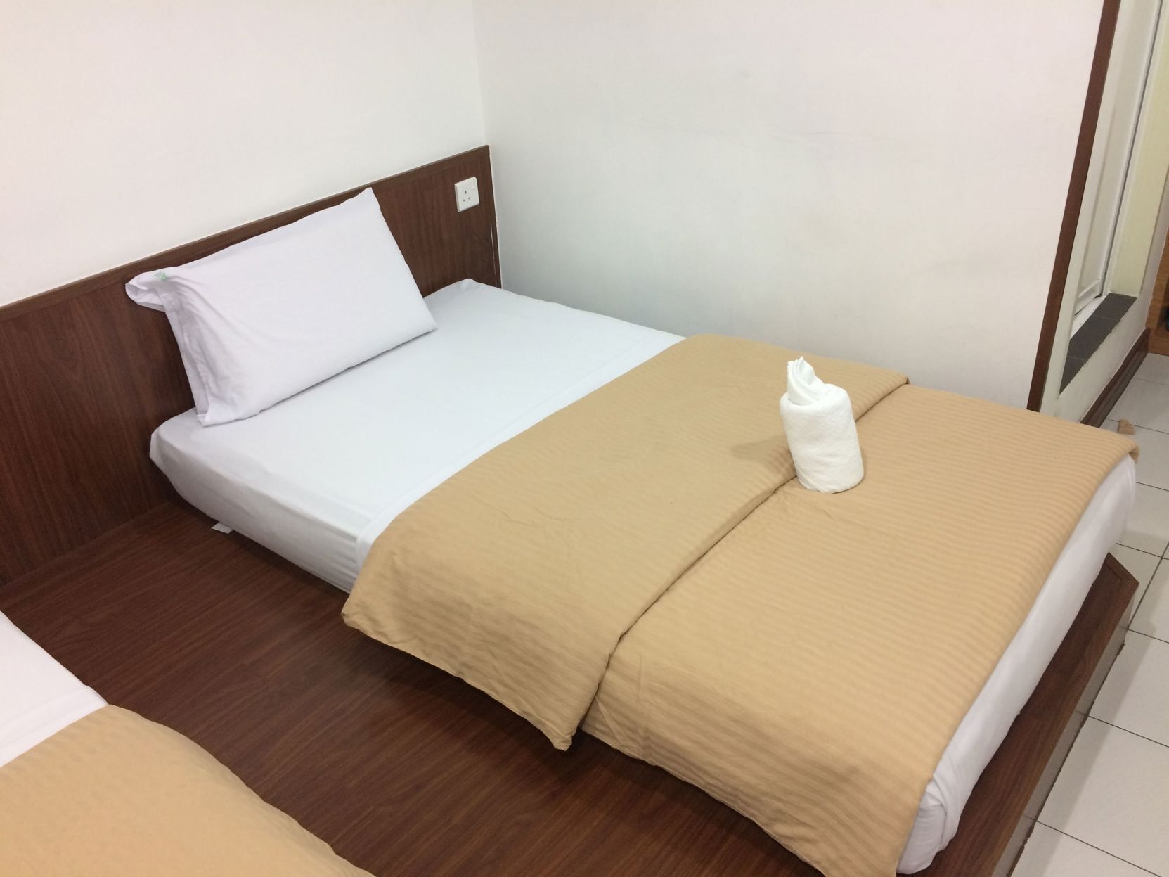 Caja de seguridad en la habitación, escritorio y insonorización 