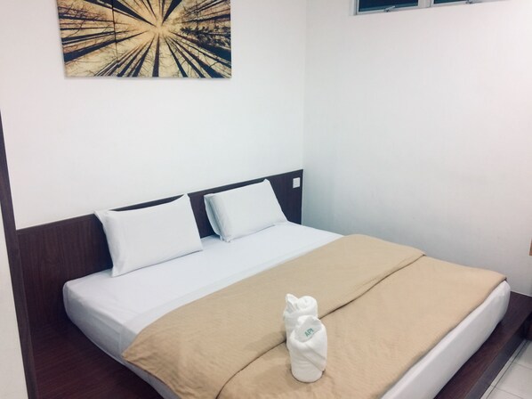 In-room safe, desk, soundproofing - Api-Api Guest House (Kota Kinabalu)
