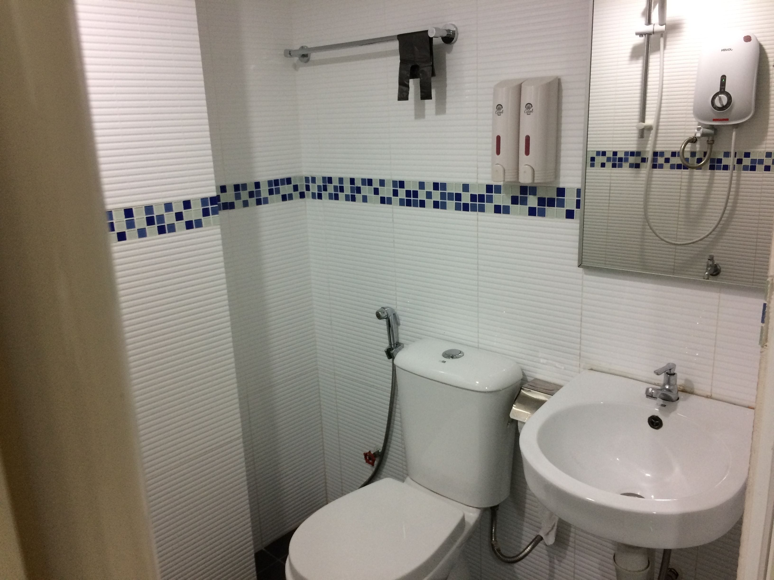 standard room, 2 single beds | bathroom | shower, free toiletries, hair dryer, slippers