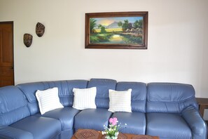 Apartamento Deluxe, 2 habitaciones, balcón, vistas parciales al mar | Zona de estar | Una televisión de pantalla plana
