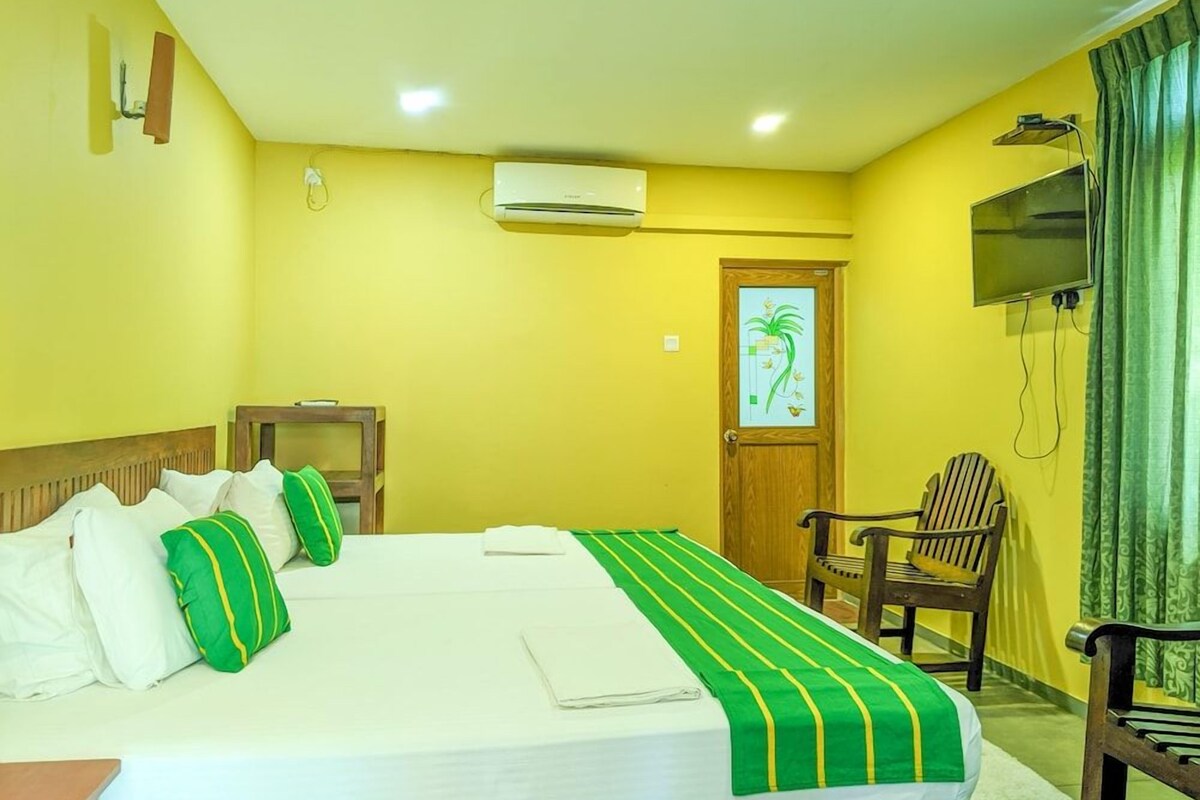 Une chambre d’hôtel équipée d’un lit, d’une chaise, d’un téléviseur et d’un appareil de climatisation.