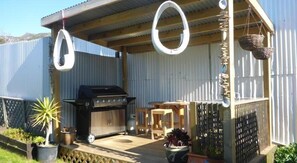 BBQ/picnic Area - Bon Accord Backpackers (Akaroa)