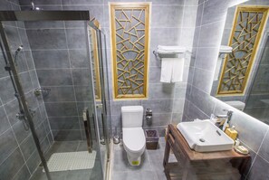 Ducha, artículos de tocador gratuitos, secador de pelo, pantuflas