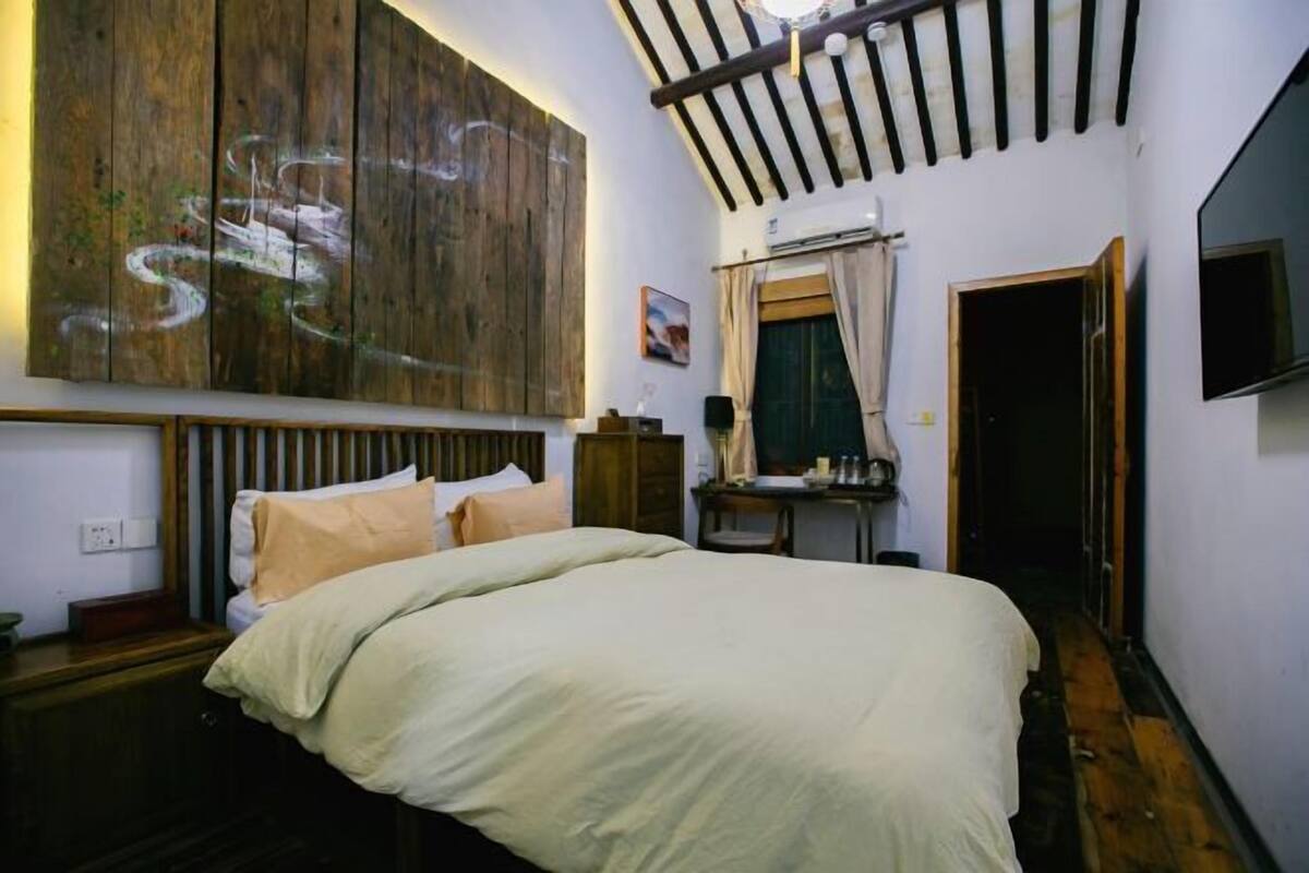 Desk, blackout curtains, free WiFi