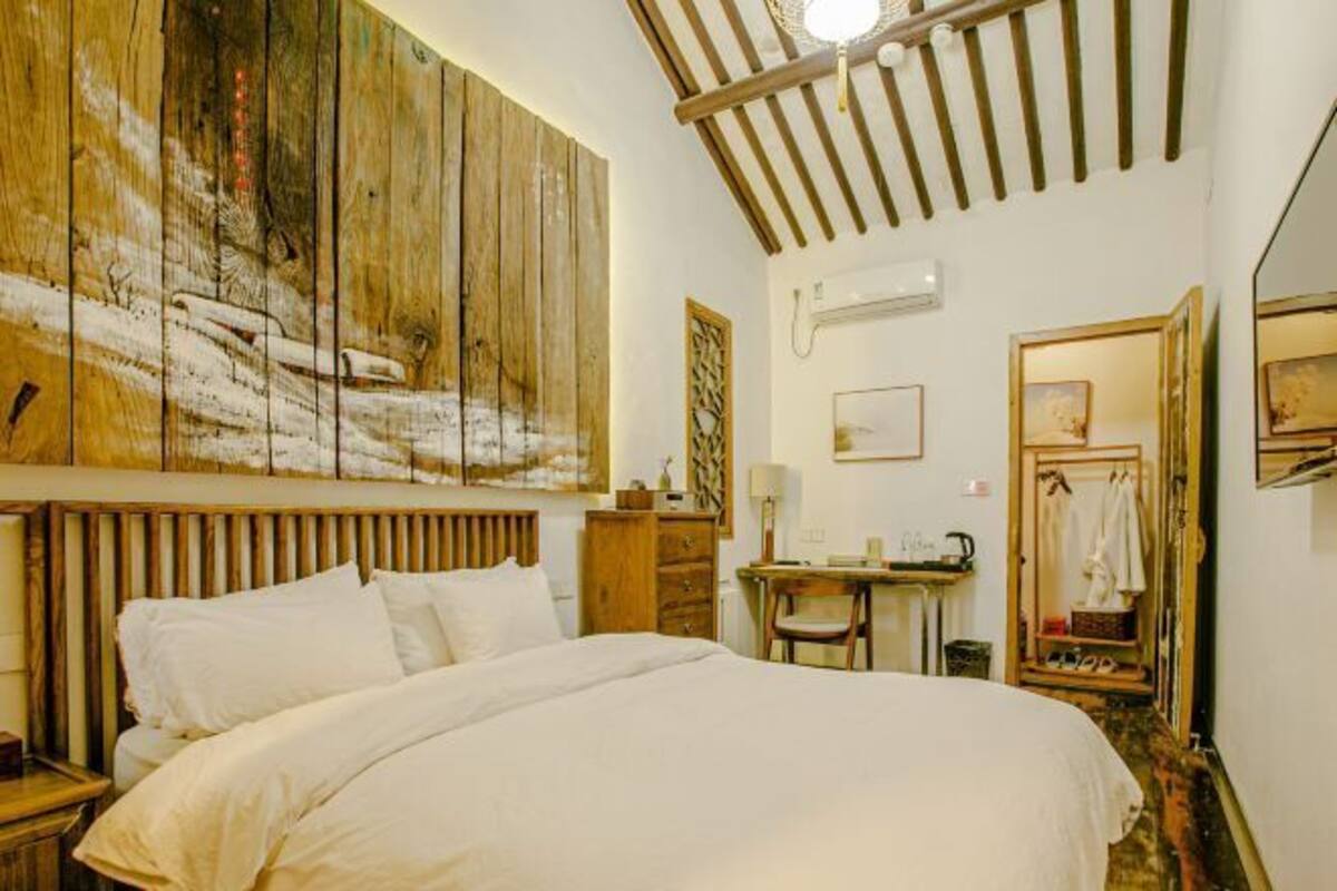 Desk, blackout drapes, free WiFi